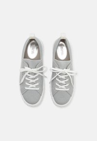 Grå nät-sneakers med vita snören, rundad tå och mönstrad yta. Mjuk inredning och vit gummisula. Avslappnad stil.