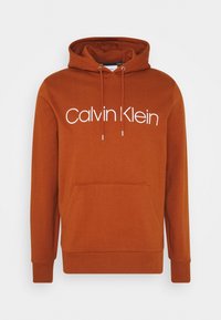 Felpa marrone con cappuccio regolabile, tasca a kanga sul davanti e logo "Calvin Klein" bianco centrato sul petto. Design classico a pullover.