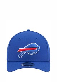Blaues Baseballcap aus Stoff mit einem weißen und roten gestickten Buffalo Bills-Logo auf der Vorderseite. Strukturiertes Design mit einem gebogenen Schirm.