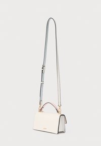 Sac à main en cuir blanc avec une forme structurée, une bandoulière réglable bleu clair et une poignée rose. Présente des accessoires en or et des bords noirs.