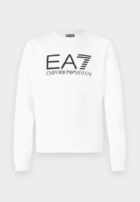 Λευκό φούτερ με στρογγυλή λαιμόκοψη, μακριά μανίκια και μπροστινό γραφικό σε μαύρο χρώμα με το κείμενο "EA7 EMPORIO ARMANI". Απαλή υφή, casual σχεδιασμός.