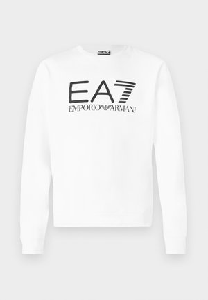 Valkoinen collegepaita, jossa on pyöreä pääntie, pitkät hihat ja musta etukuva, jossa lukee "EA7 EMPORIO ARMANI." Sileä materiaali, rento malli.
