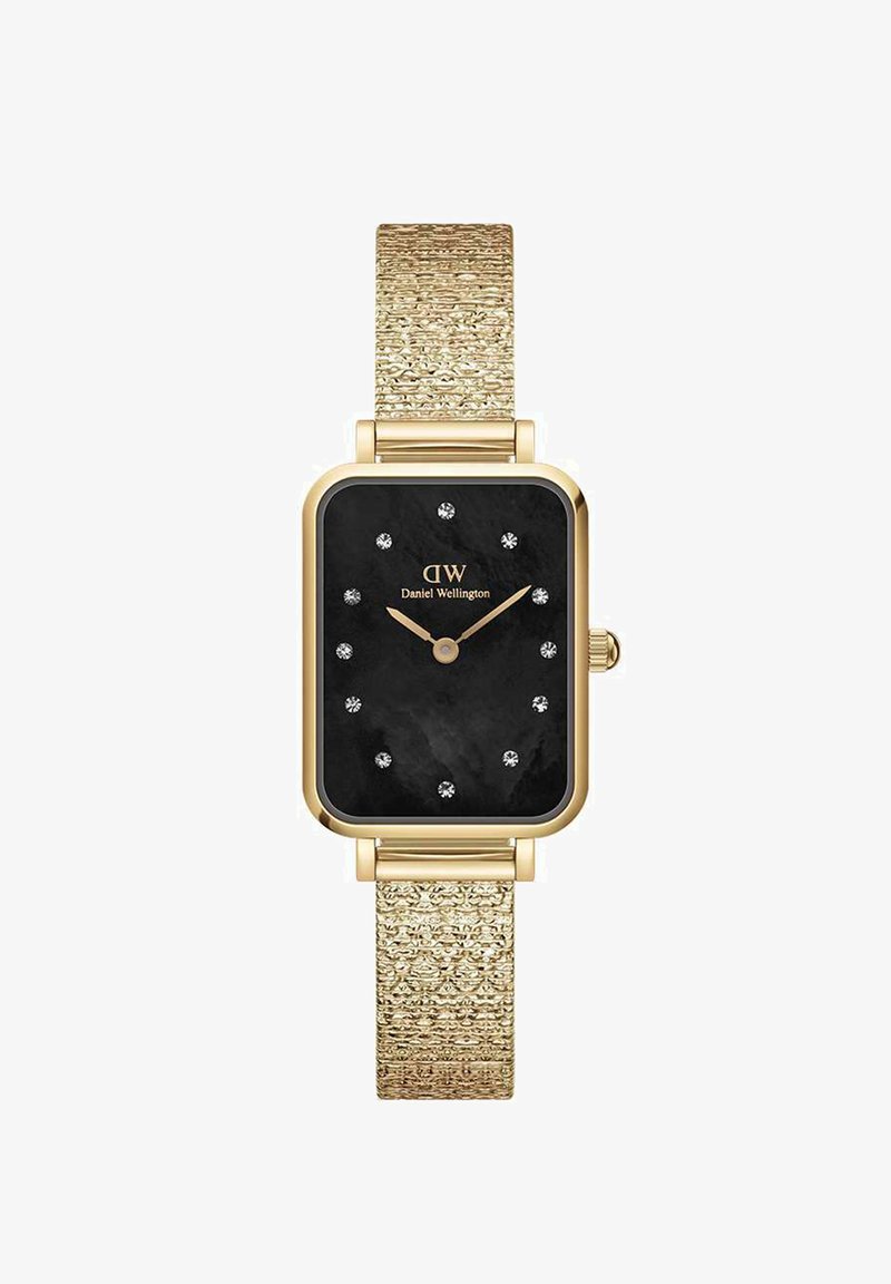 Zlaté obdélníkové hodinky s černým ciferníkem, osazenými hodinovými značkami a texturovaným zlatým síťovým páskem. Obsahují logo značky "Daniel Wellington."