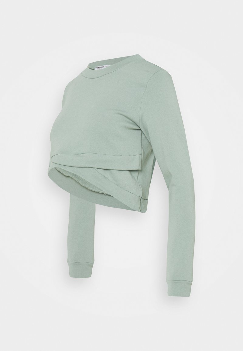 Sweatshirt verde claro cropped com mangas longas, decote redondo e design frontal em camadas. Tecido suave com costuras mínimas e linhas limpas.