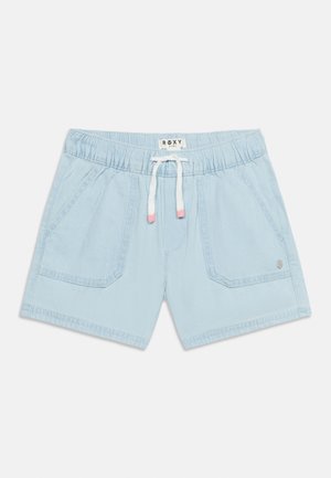 Shorts bleu clair pour filles avec taille élastique, cordon blanc à bouts roses, poches avant et petit logo de la marque sur la poche gauche.