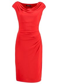 Czerwona, dopasowana sukienka wykonana z gładkiego, elastycznego materiału. Posiada drapowany dekolt i marszczenia po bokach, z długością do kolan.