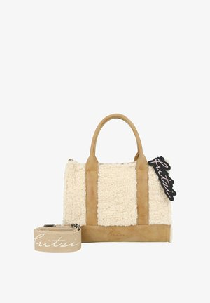 Handtasche aus cremefarbenem Kunstfell mit braunen Wildlederakzenten, zwei Griffen und einem abnehmbaren Gurt. Ausgestattet mit einem Markenetikett und einer strukturierten Form.