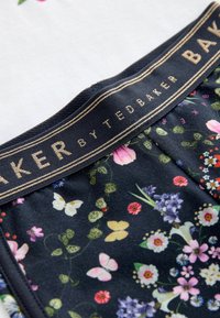 Květnaté boxerky s tmavým pozadím a barevnými vzory květin a motýlů. Tmavý elastický pas s zlatým nápisem "TED BAKER".