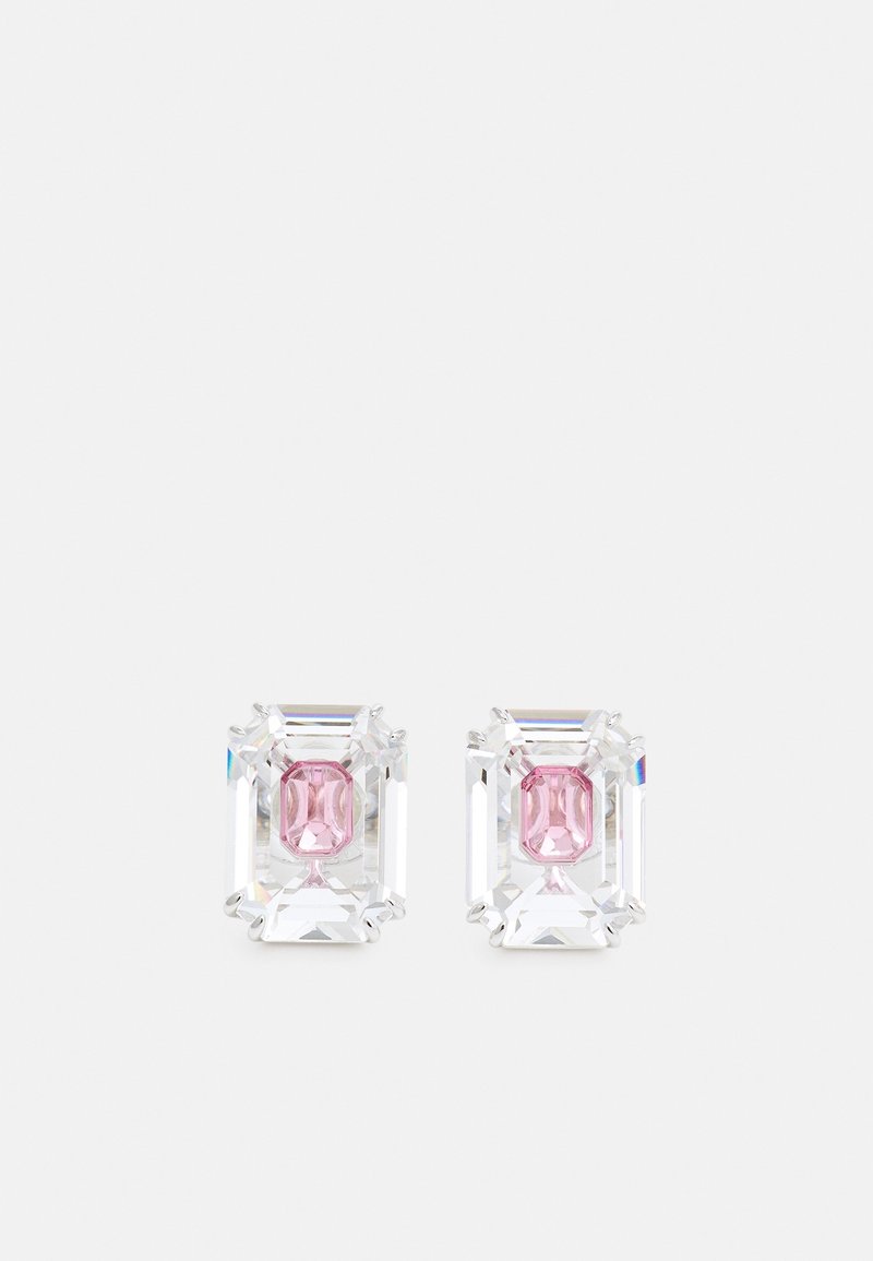 Boucles d'oreilles en cristal clair et rose, design rectangulaire avec surfaces facettées, présentant une pierre rose centrale plus grande et des montures de couleur argentée.
