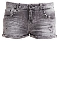 Pantalones cortos de mezclilla gris con un aspecto desgastado, que cuentan con un cierre de botón, dobladillos enrollados y múltiples bolsillos.
