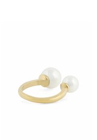 Rings i guldton med två vita pärlor i olika storlekar. Designen är minimalistisk med en slät, rund ringbåge och polerad yta.