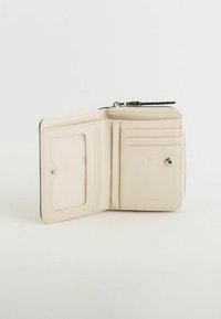 Cartera de color beige claro con cierre de cremallera, compartimentos para tarjetas y un bolsillo transparente para identificación. Hecha de cuero con una textura suave y un diseño minimalista.