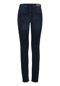 Jeans ajustados de color azul oscuro, hechos de denim, con una cintura de altura media, dos bolsillos traseros y detalles de costura mínimos. Textura suave.