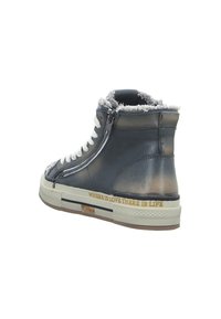 Dunkle Leder-Hochschnitt-Sneaker mit Pelzbesatz, weißen Schnürsenkeln, seitlichem Reißverschluss und hellbrauner Sohle mit der Aufschrift "WO LIEBE IST, DA IST LEBEN."