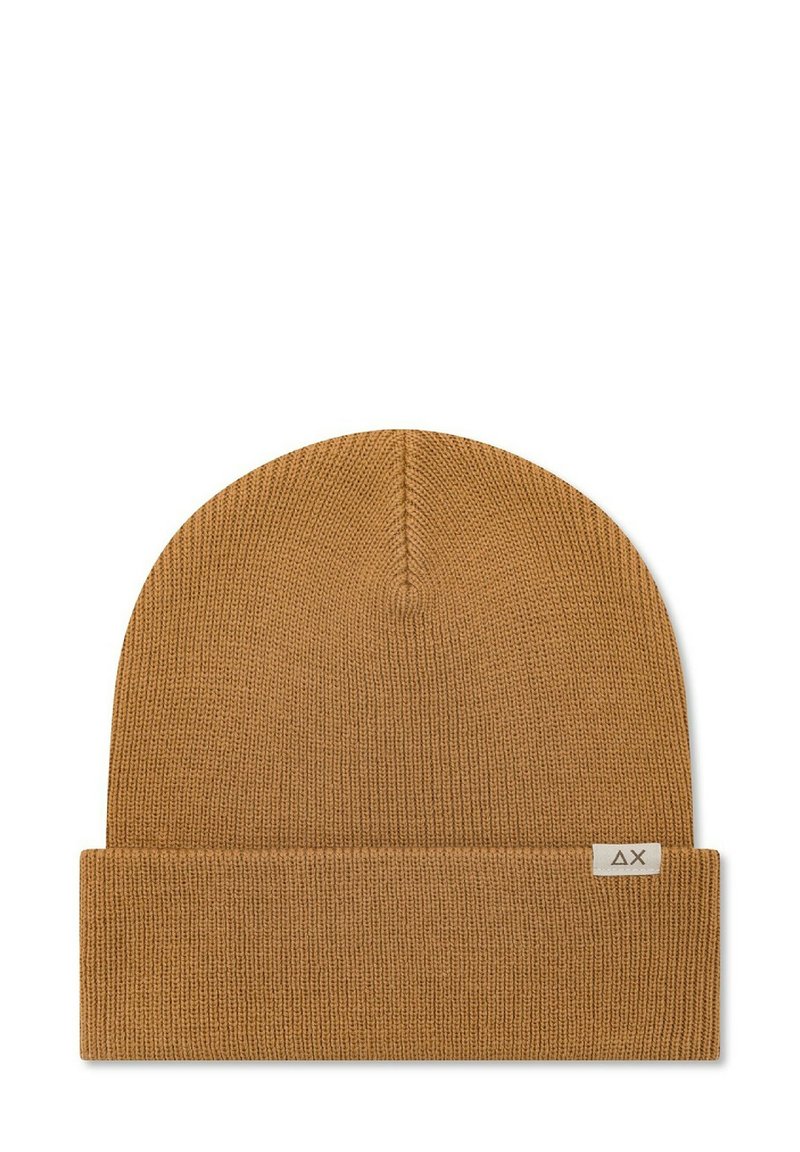 Cappello a maglia marrone con risvolto e un piccolo etichetta con logo. Realizzato in materiale morbido, presenta una texture a coste e una parte superiore arrotondata.
