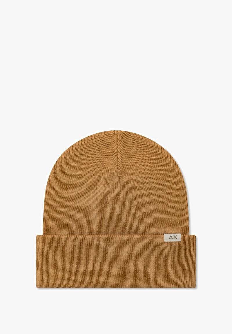 Cappello a maglia marrone con risvolto e un piccolo etichetta con logo. Realizzato in materiale morbido, presenta una texture a coste e una parte superiore arrotondata.