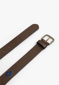 Cinturón de cuero marrón con una textura suave, que presenta una hebilla de latón y un detalle bordado de diamante azul cerca del extremo.