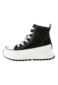 Sneaker alta in suede nero con suola in gomma bianca, cuciture bianche a contrasto e chiusura frontale con sei occhielli.