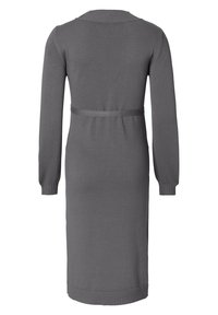 Abito grigio a maglia con maniche lunghe, scollo a rotondo e cintura da annodare in vita. I polsini e l'orlo a costine aggiungono texture e struttura.