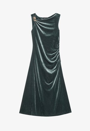 Vihreä samettinen mekko ilman hihoja, jossa on roikkuva muotoilu, sivurypytys ja kolme koristeellista kultasävyistä nappia olkapäässä.