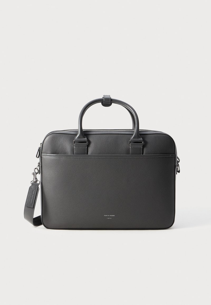 Juodas odinis nešiojamojo kompiuterio krepšys su tekstūru, dviem viršutinėmis rankenomis, reguliuojamu petiniu diržu ir sidabriniu užtrauktuku. Paprastas ir elegantiškas dizainas.