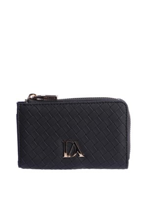 Cartera negra de cuero tejido con cremallera, con logo DA dorado y tirador de cremallera metálico sobre fondo blanco.