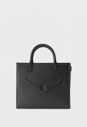 Schwarze Lederhandtasche mit zwei Griffen und geprägt gezeichnetem Flügeldesign auf der Vorderseite, vor einfachem weißem Hintergrund.