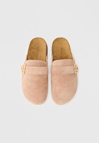 Roza semiš slip-on klompe z gladko teksturo, širokim trakom z kovinskim dodatkom in oblazinjenim podplatom za udobje.