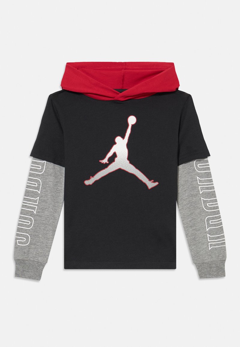 Felpa nera a maniche lunghe con cappuccio rosso, presenta un logo Jordan bianco sulla parte anteriore e maniche grigie con la scritta "JORDAN" stampata in bianco.