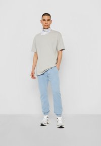 Urban Classics Jeans relaxed fit - lighter washed