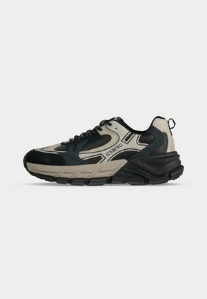 Αθλητικό sneaker σε μαύρο και μπεζ με χοντρή σόλα και σήμανση "ICEBERG" στο πλάι, εμφανίζεται σε προφίλ σε απλό φόντο.