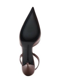 Scarpa con tacco alto marrone con punta affilata, materiale superiore liscio e suola nera testurizzata con scanalature. Design con cinturino alla caviglia visibile.