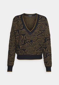 Maglione lavorato a maglia con scollatura a V profonda, caratterizzato da un motivo vorticoso in oro e nero, e polsini e orlo a costine in un contrastante nero.