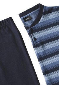 Maglia a righe blu e navy in maglia con colletto rotondo e bottoni neri, abbinata a pantaloni in felpa blu navy solidi con vita elastica.