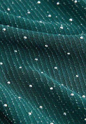 Emerald zelená textúrovaná tkanina s vertikálnym ryhovaním a roztrúsenými striebornými flitrami, vytvárajúca skvostný a elegantný vzhľad.