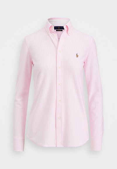 Camicia button-up rosa chiaro con strisce bianche, maniche lunghe e colletto classico. Presenta un logo ricamato sul petto. Tessuto in cotone morbido.