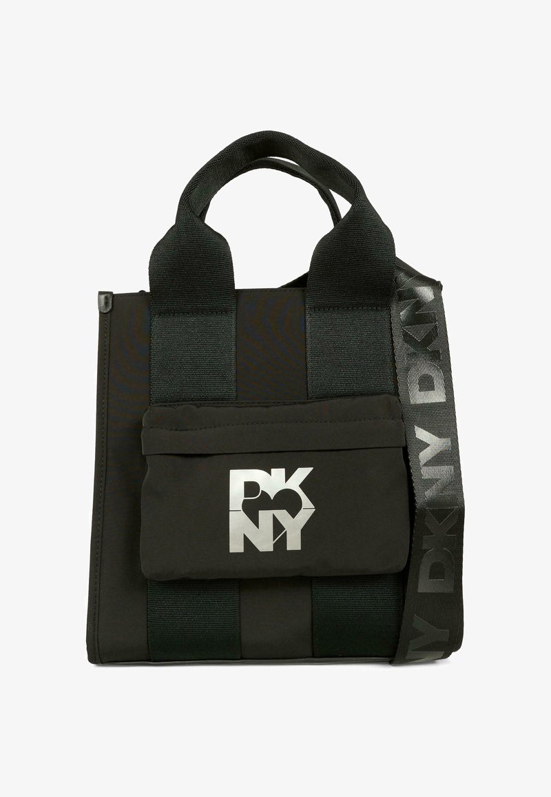 Czarna torba typu tote wykonana z teksturowanej tkaniny, z podwójnymi uchwytami, przednią kieszenią oraz odpinanym paskiem z nadrukiem logo.