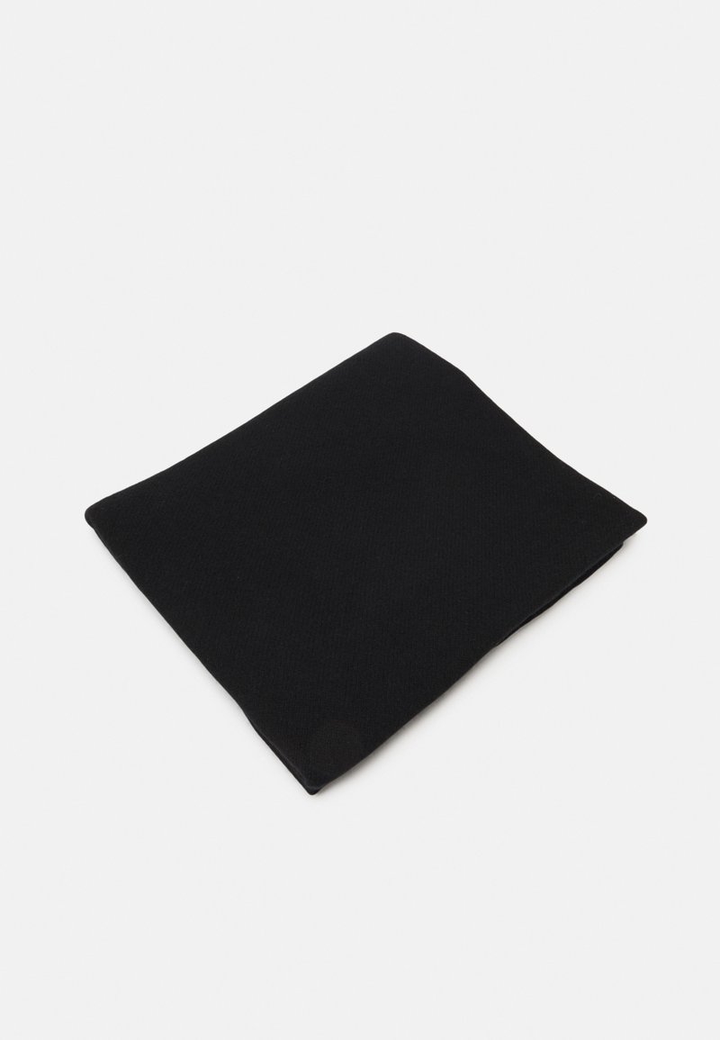 Écharpe en tricot noire, de forme rectangulaire, texture douce, pliée avec une finition lisse, sans motifs ni éléments visibles, design minimaliste.