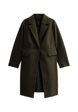 Cappotto in lana verde oliva con rever a punta, chiusura con un solo bottone, due tasche anteriori e una forma snella. Texture liscia.