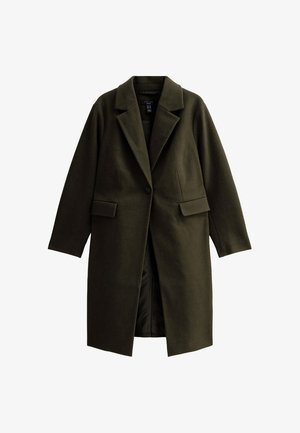 Manteau en laine vert olive avec un revers cranté, fermeture à un bouton, deux poches avant et une silhouette épurée. Texture lisse.