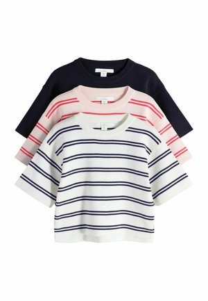 Tre maglioni a maniche corte impilati, colori: blu navy, rosa con righe rosse, bianco con righe blu navy, scolli tondi, stile casual.