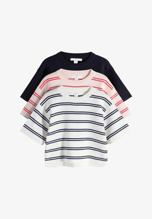 Tre strikkede trøjer med korte ærmer stablet, farver: marineblå, pink med røde striber, hvid med marineblå striber, rund hals, afslappet stil.