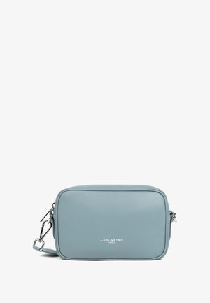 Borsa a tracolla in pelle blu chiaro con forma rettangolare, caratterizzata da un logo argentato, una tracolla regolabile e una superficie liscia e seta.