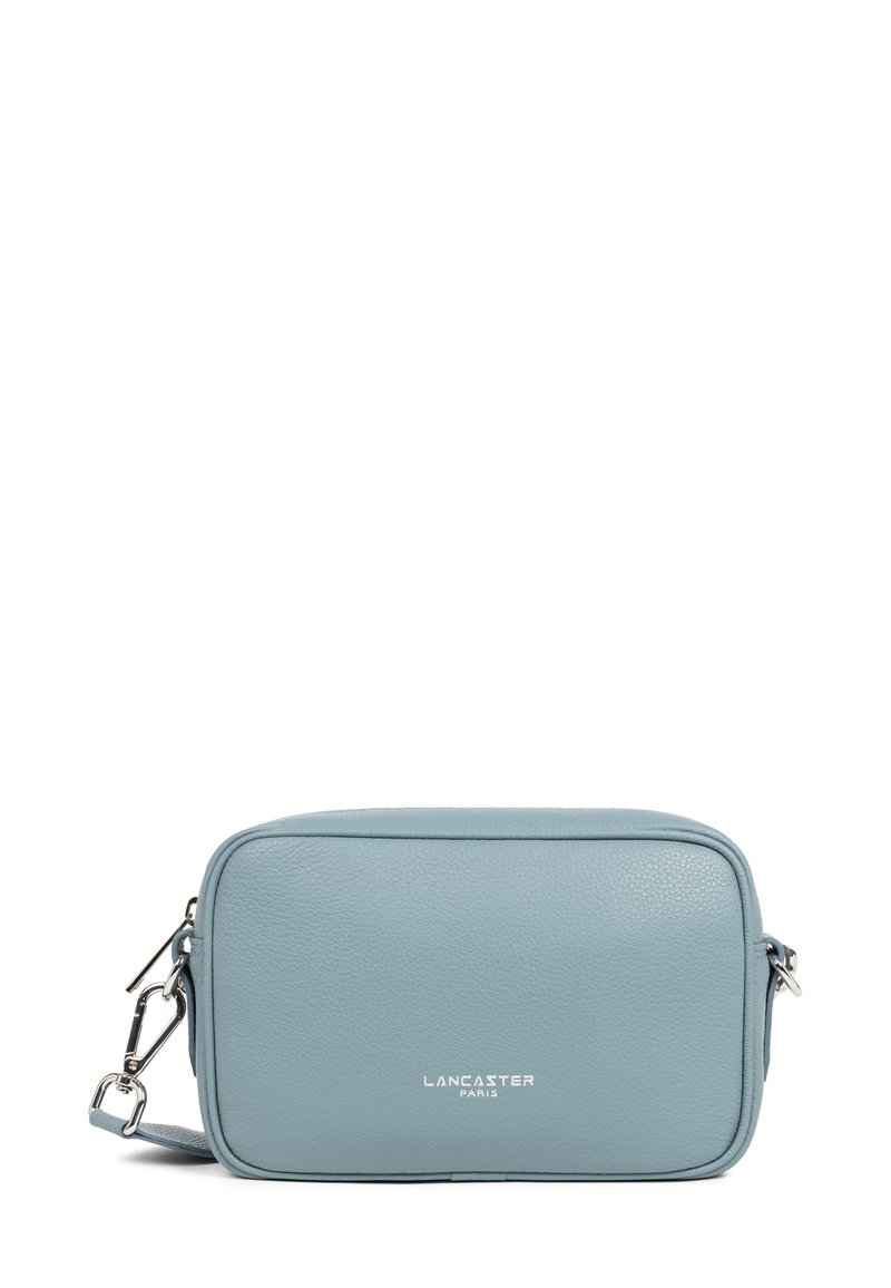 Borsa a tracolla in pelle blu chiaro con forma rettangolare, caratterizzata da un logo argentato, una tracolla regolabile e una superficie liscia e seta.