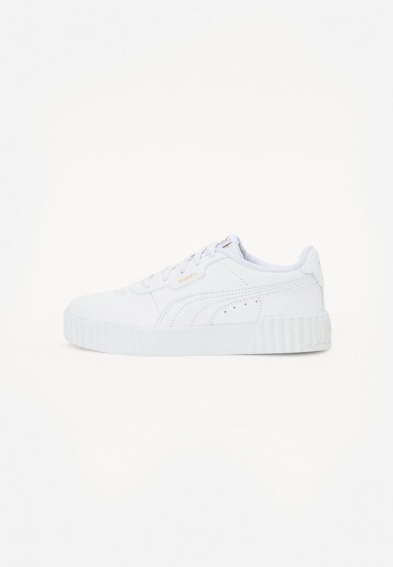 Vita lågskor i syntetmaterial med slät yta. Har rundad tå, tjock mönstrad sula, perforerade detaljer och varumärkeslogotyp på sidan.