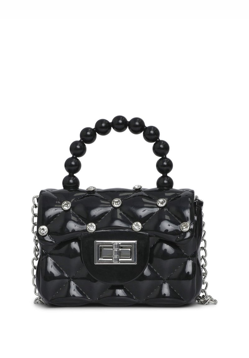 Borsa nera in vernice con design trapuntato, manico superiore con perline, dettagli in strass, hardware argentato e tracolla rimovibile in catena.