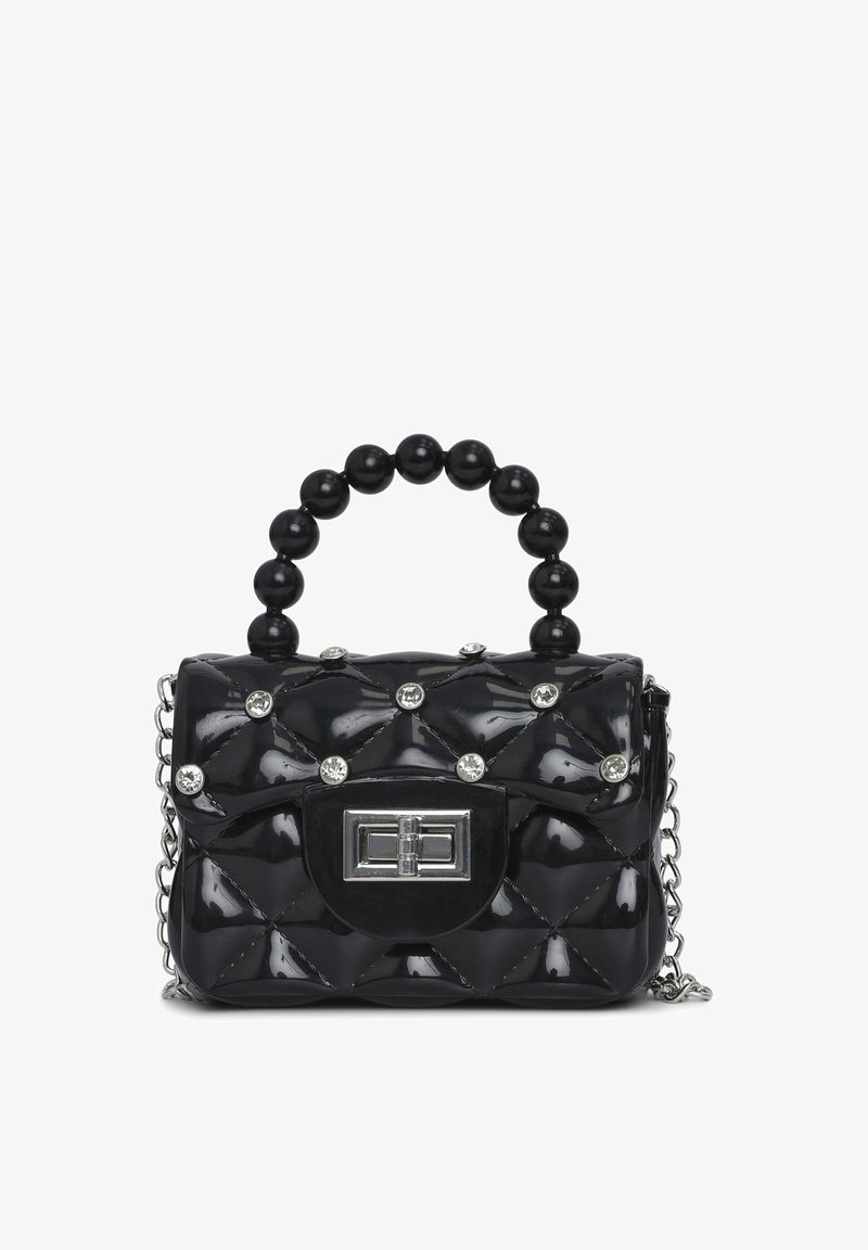 Borsa nera in vernice con design trapuntato, manico superiore con perline, dettagli in strass, hardware argentato e tracolla rimovibile in catena.
