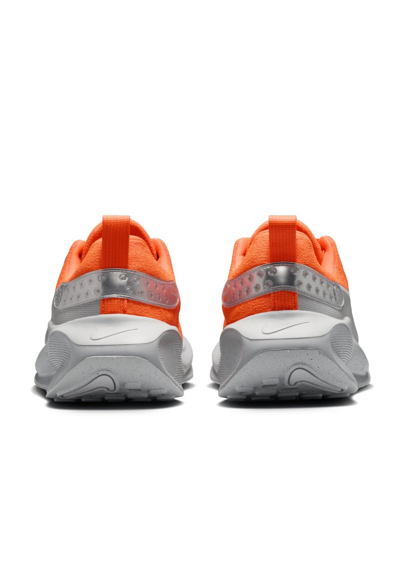 Pomarańczowe i szare buty sportowe z teksturowaną cholewką, przezroczystymi detalami, wyściółką w kołnierzu i gumową podeszwą z wzorkiem.