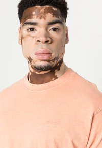 Levi's® VINTAGE - T-shirt básica - natural dye light red