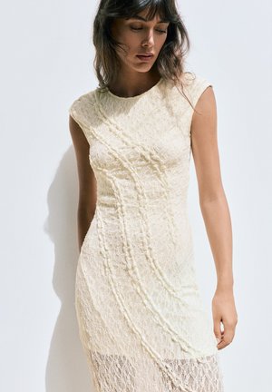 PULL&BEAR, FITTED LACE - MIDI DRESS - Robe longue - white